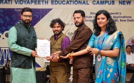 Director Altaf Sheikh honored by Delhi's International Silver Screen Festival and Bharati Vidyapeeth. Best Director Award presented for the film "Karmayogi Abasaheb."